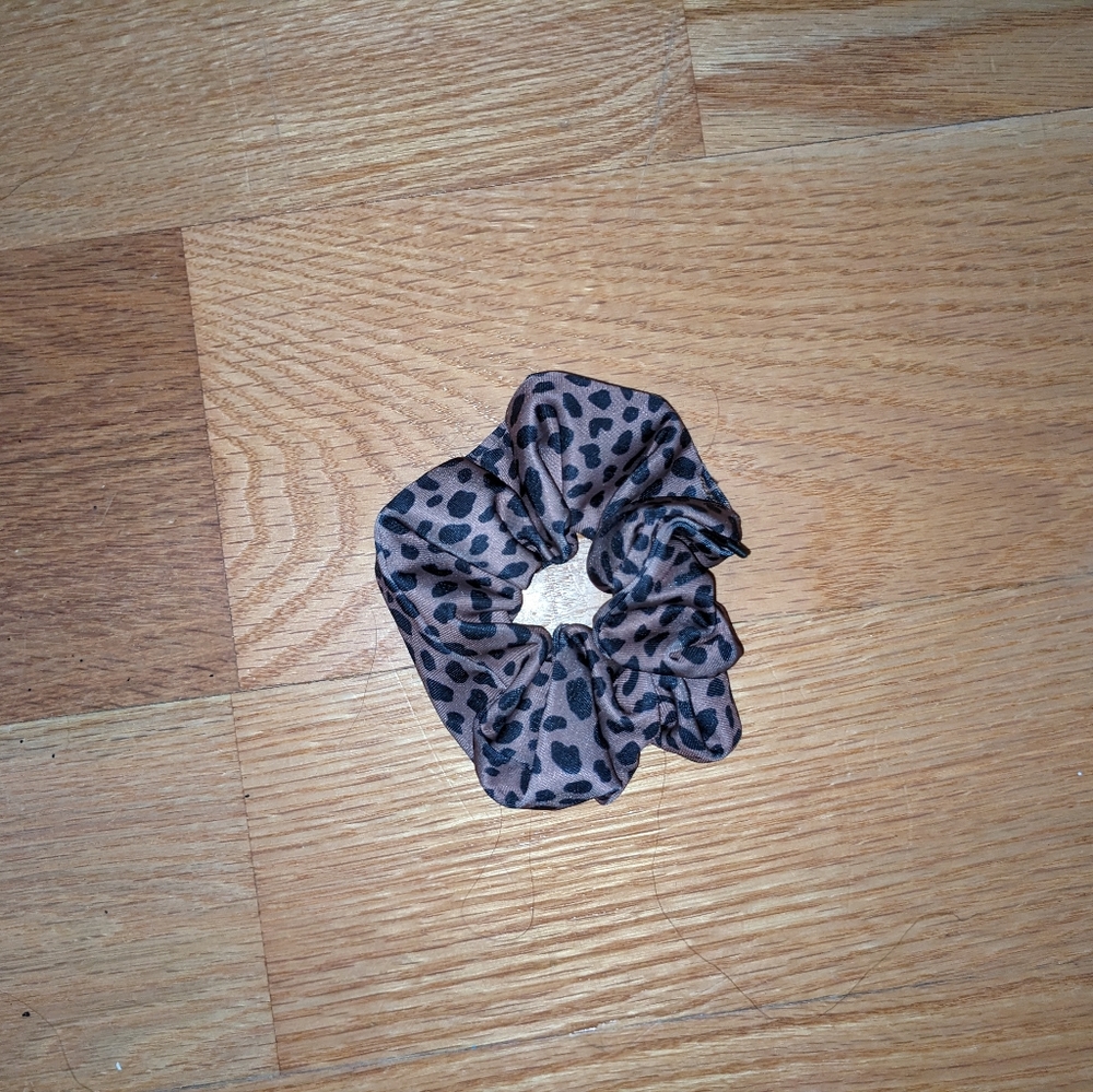 PINK scrunchie - cheetah print